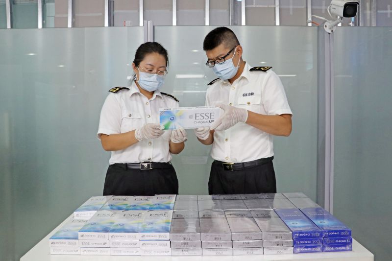 烟台海关查获超量携带进境卷烟1.2万支(图) 烟台海关查获超量携带进境卷烟1.2万支(图)
