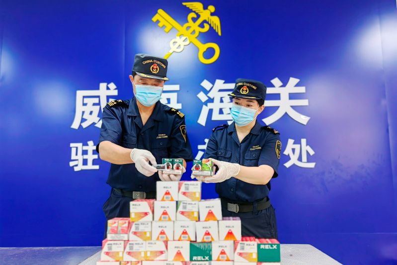 威海海关在寄递渠道查获电子烟烟弹(图) 威海海关在寄递渠道查获电子烟烟弹(图)
