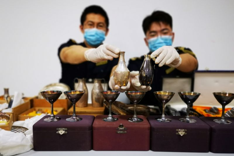 烟台海关截获邮递出境银制品(图) 烟台海关截获邮递出境银制品(图)