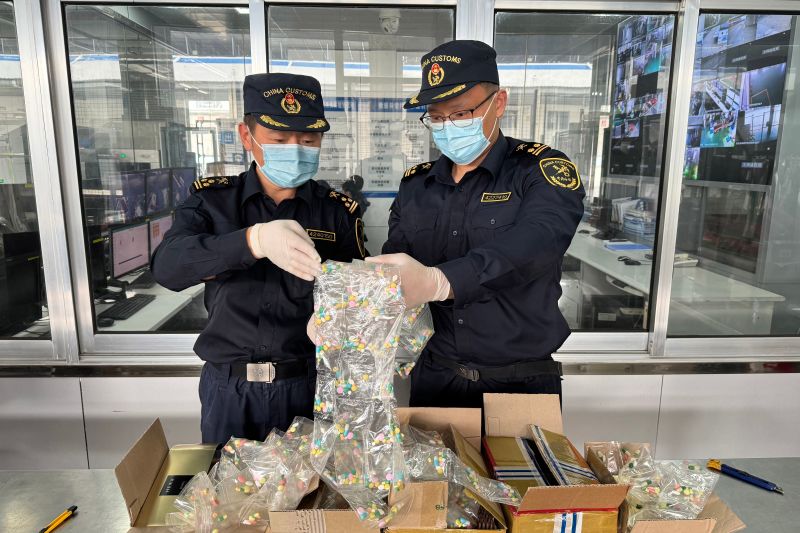 威海海关查获超万粒“三无”减肥产品(图) 威海海关查获超万粒“三无”减肥产品(图)