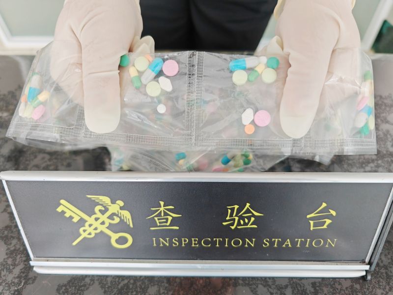 旅客帮领队携带违禁品入境 海关查获“三无”减肥产品1440粒 旅客帮领队携带违禁品入境 海关查获“三无”减肥产品1440粒