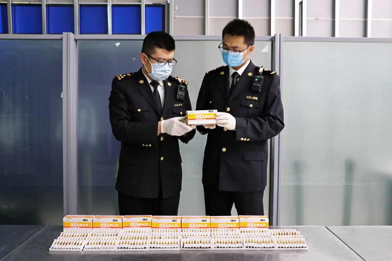 烟台海关查获违规携带进境人体胎盘素注射液400支(图) 烟台海关查获违规携带进境人体胎盘素注射液400支(图)