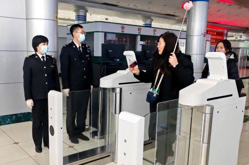 山东最大海港客运口岸迎复航以来最大出境旅游团(图) 山东最大海港客运口岸迎复航以来最大出境旅游团(图)