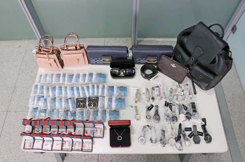 烟台海关查获超量携带进境物品(图) 烟台海关查获超量携带进境物品(图)