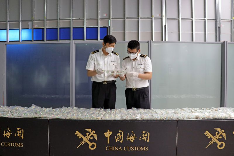 满满两大箱 烟台海关一次性查获“三无”减肥产品超5万粒( 满满两大箱 烟台海关一次性查获“三无”减肥产品超5万粒(