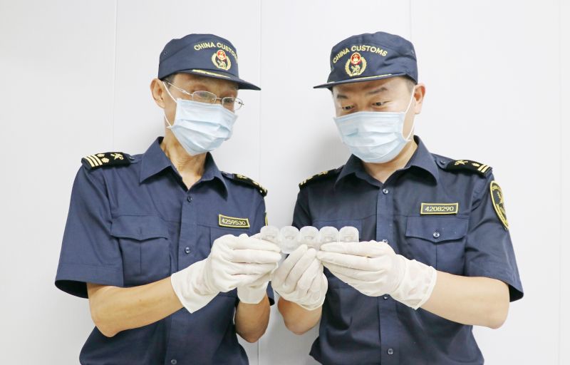 烟台海关查获夹藏进境隐形眼镜987片(图) 烟台海关查获夹藏进境隐形眼镜987片(图)