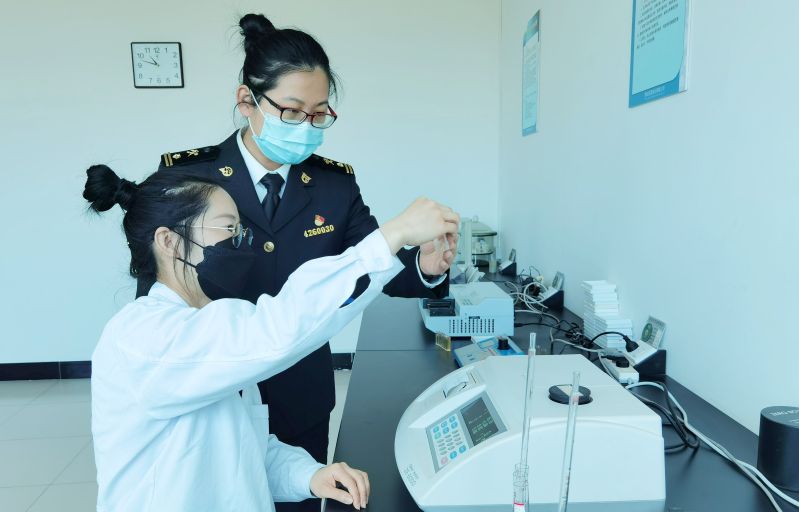 烟台海关全产业链管理模式助力蜂蜜出口(图) 烟台海关全产业链管理模式助力蜂蜜出口(图)