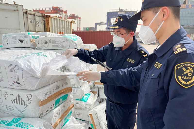 龙口海关查获“涉危不报”出口石棉50吨(图) 龙口海关查获“涉危不报”出口石棉50吨(图)