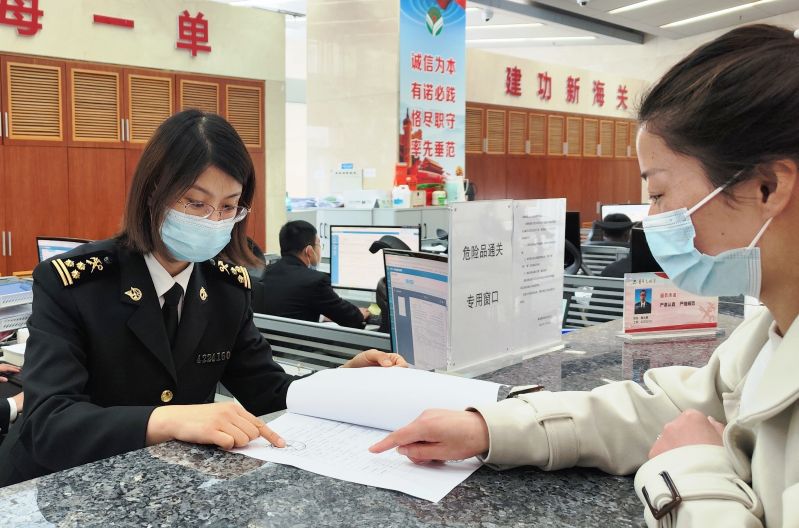 进口危化品检验新模式首月 黄岛海关审核单证370余批次(图 进口危化品检验新模式首月 黄岛海关审核单证370余批次(图