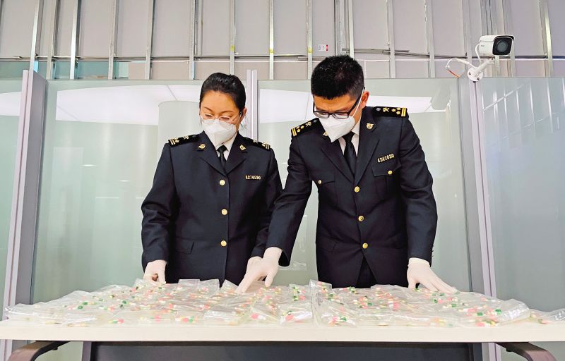 烟台海关查获“三无”减肥产品3060粒(图) 烟台海关查获“三无”减肥产品3060粒(图)