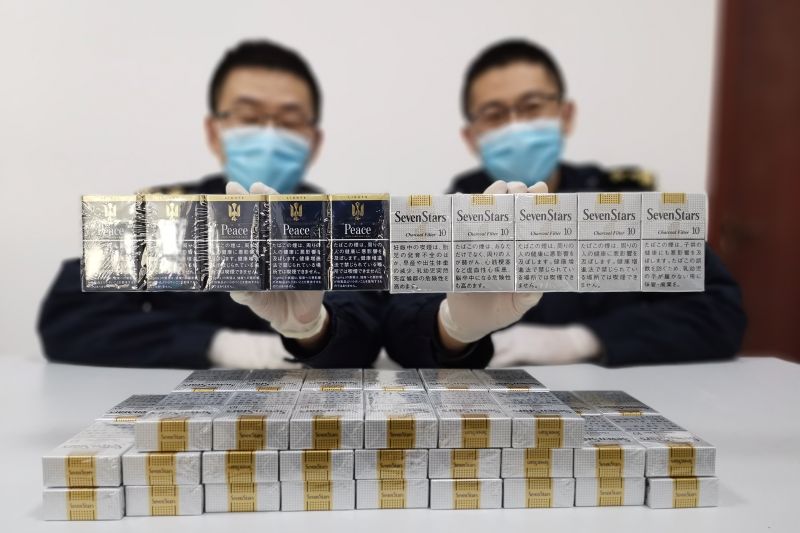 烟台海关在进境邮件中截获违规进境卷烟1360支(图) 烟台海关在进境邮件中截获违规进境卷烟1360支(图)