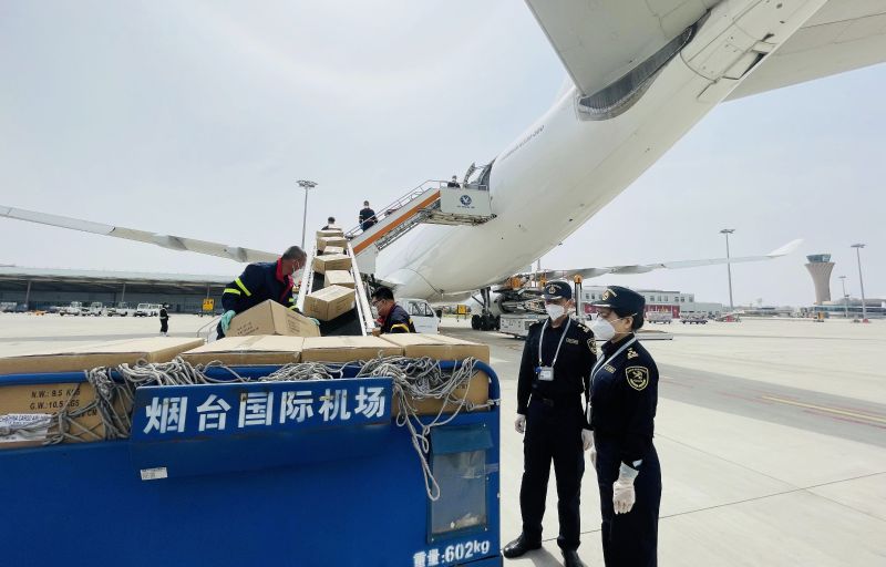 烟台空港“客改货”两周年突破1500架次(图) 烟台空港“客改货”两周年突破1500架次(图)