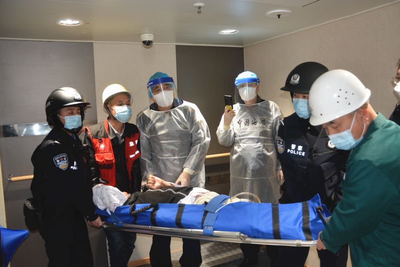 威海海关为重症入境旅客开通“生命通道”(图) 威海海关为重症入境旅客开通“生命通道”(图)