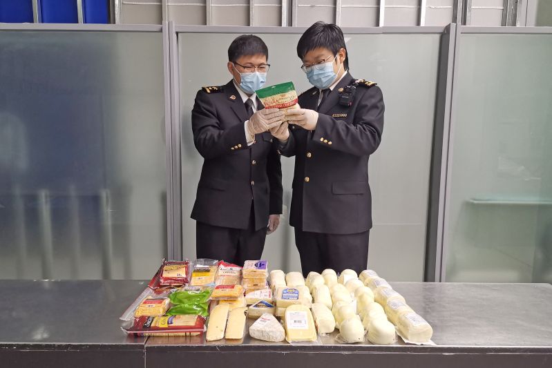 烟台海关查获违规携带进境奶酪24千克(图) 烟台海关查获违规携带进境奶酪24千克(图)