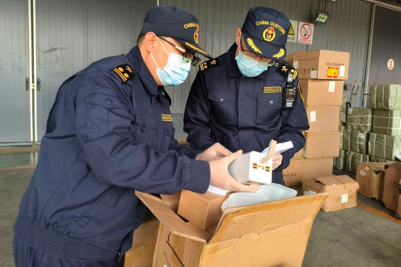 威海海关查获移动电源865个(图) 威海海关查获移动电源865个(图)