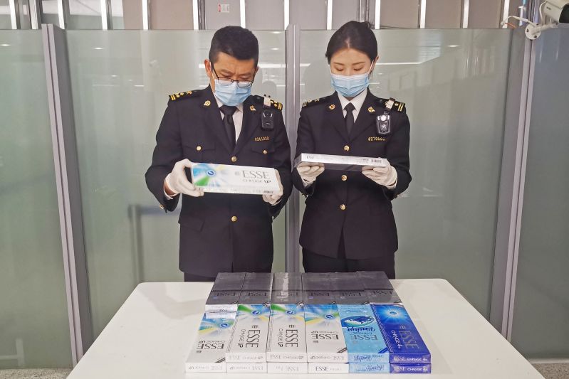 查获超量携带进境卷烟5000支(图) 查获超量携带进境卷烟5000支(图)