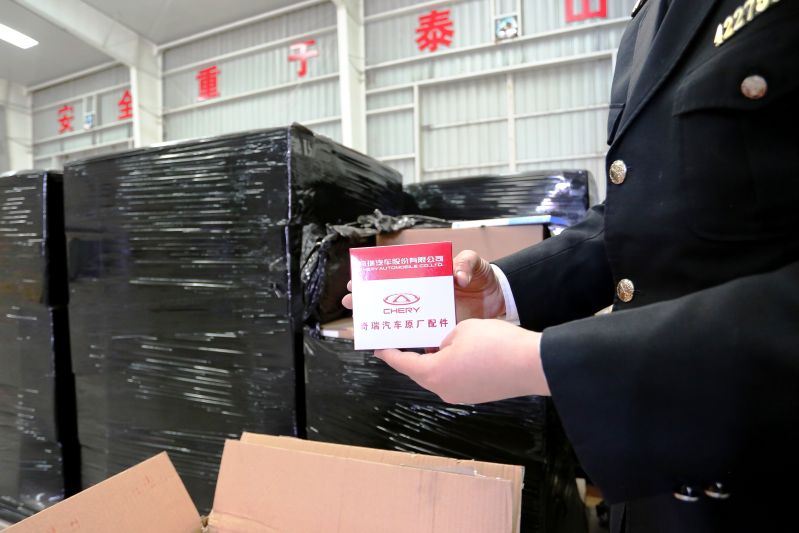 黄岛海关查获侵权火花塞12万件(图) 黄岛海关查获侵权火花塞12万件(图)