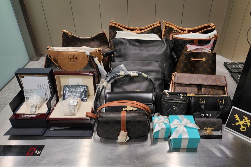 查获违规携带入境高价值物品20件(图) 查获违规携带入境高价值物品20件(图)
