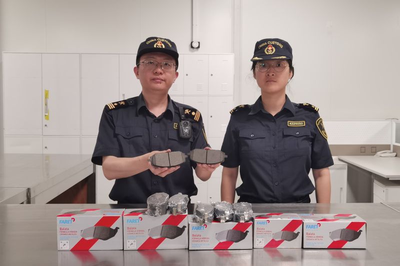 青岛胶东机场海关查获不合格进口汽车刹车片20片(图) 青岛胶东机场海关查获不合格进口汽车刹车片20片(图)