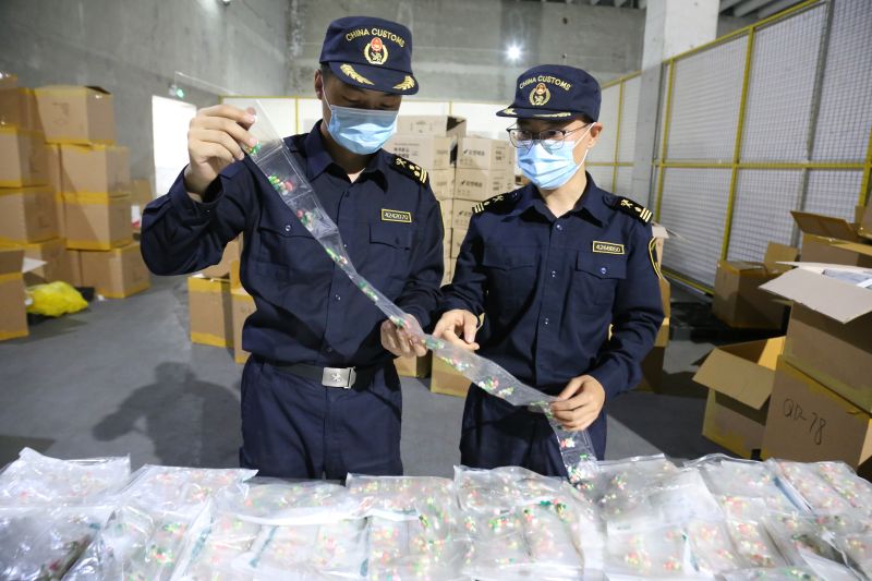查获“三无”减肥产品36万粒(图) 查获“三无”减肥产品36万粒(图)