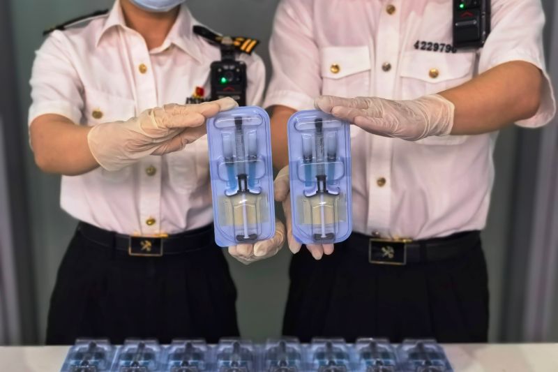 烟台海关查获违规携带进境注射用玻尿酸针剂(图) 烟台海关查获违规携带进境注射用玻尿酸针剂(图)
