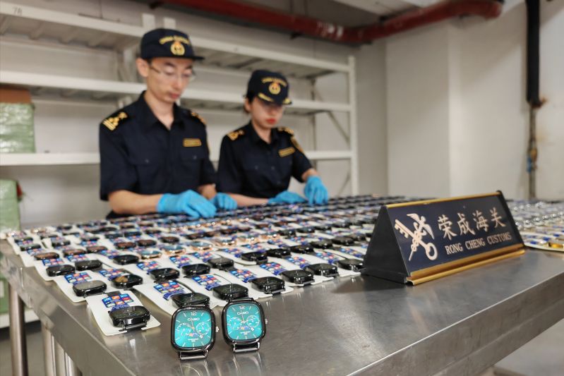 荣成海关查获侵权手表5086支(图) 荣成海关查获侵权手表5086支(图)