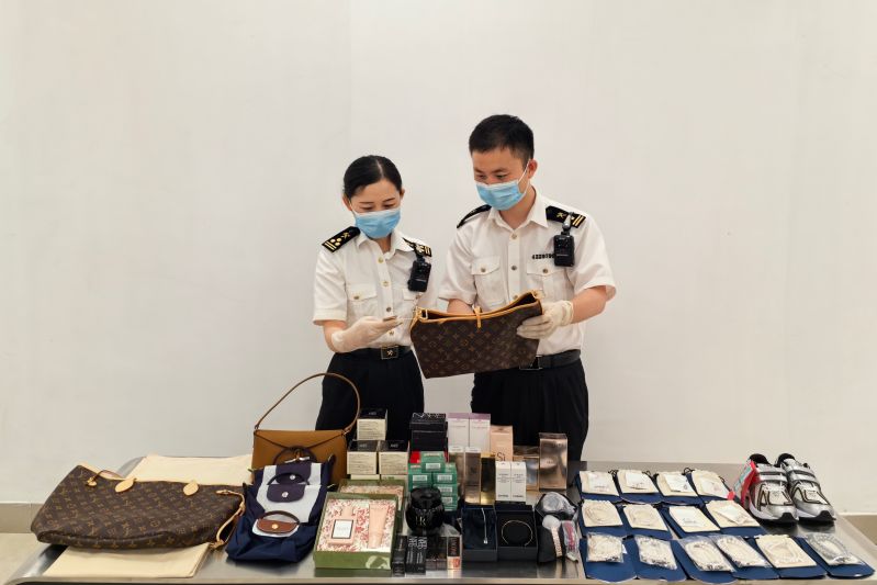 烟台海关查获超量携带进境高价值物品(图) 烟台海关查获超量携带进境高价值物品(图)