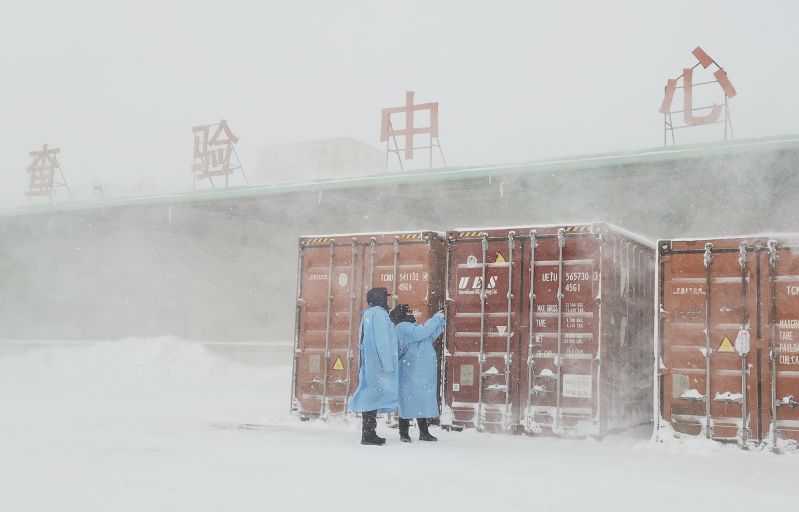 顶风冒雪 坚守监管(图) 顶风冒雪 坚守监管(图)