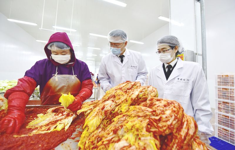 烟台新年首批输韩泡菜出口发运(图) 烟台新年首批输韩泡菜出口发运(图)