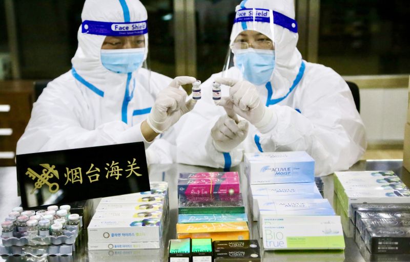 烟台海关查获非法邮寄入境美瞳2536片(图) 烟台海关查获非法邮寄入境美瞳2536片(图)
