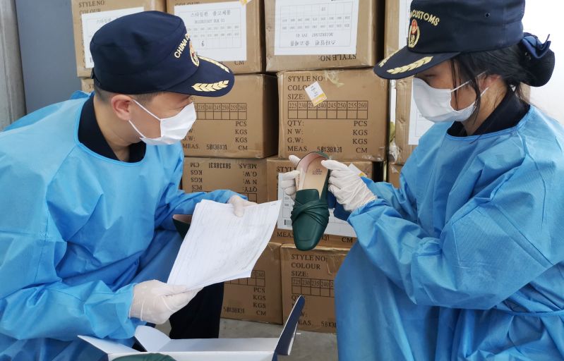 威海海关查获出口侵权女鞋230双(图) 威海海关查获出口侵权女鞋230双(图)