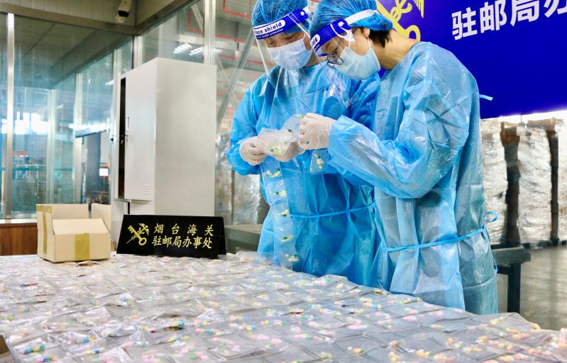 烟台海关查获“三无”减肥药2万多片(图) 烟台海关查获“三无”减肥药2万多片(图)