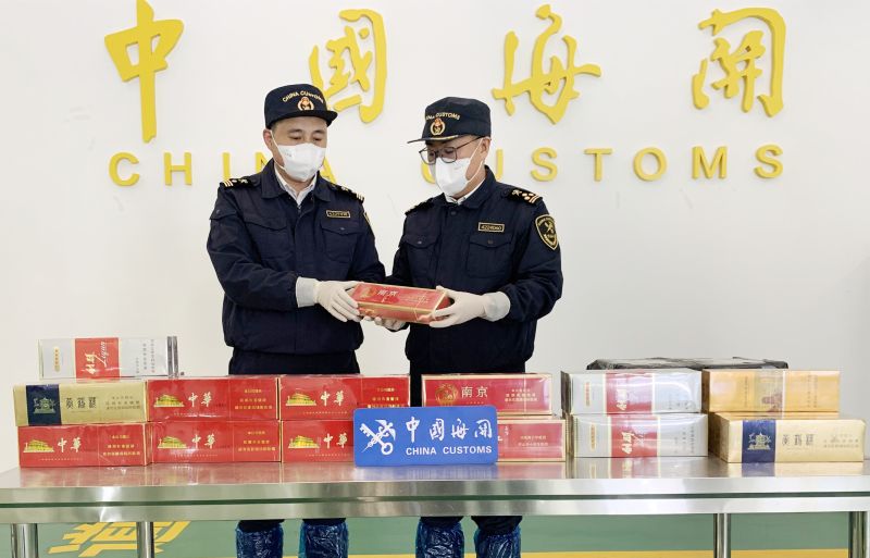 青岛胶东机场海关查获夹藏卷烟50余万支(图) 青岛胶东机场海关查获夹藏卷烟50余万支(图)