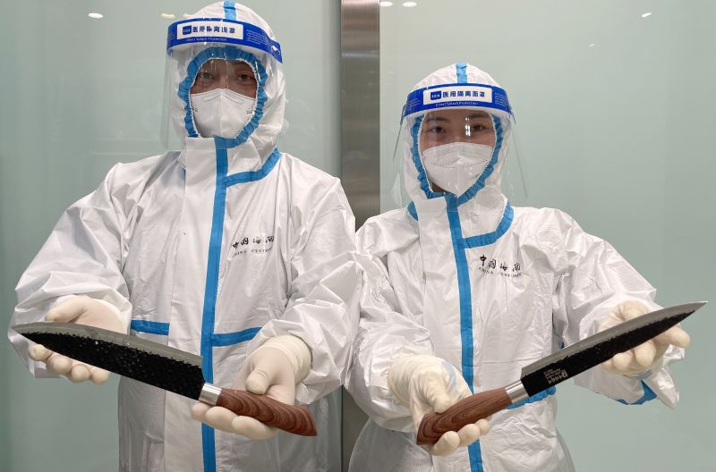 违规携带管制刀具入境被海关查获(图) 违规携带管制刀具入境被海关查获(图)