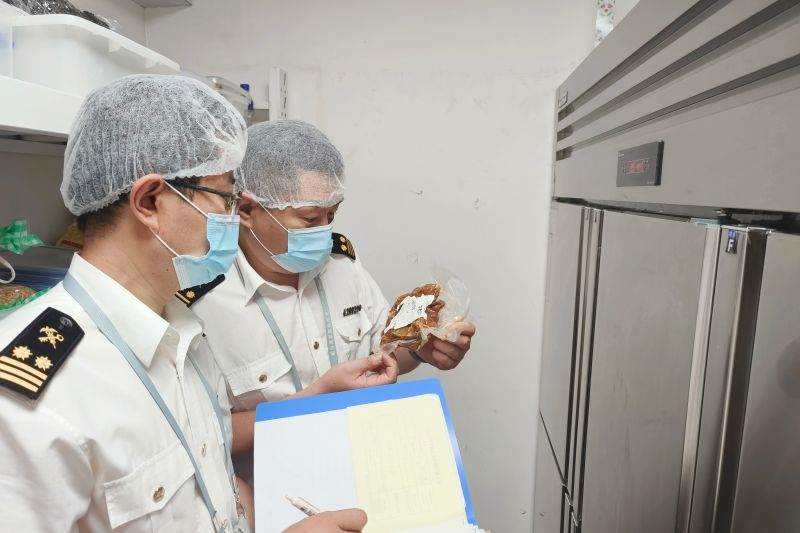 护航空港出入境旅客“舌尖上的安全”(图) 护航空港出入境旅客“舌尖上的安全”(图)